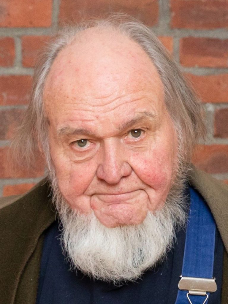 Read more about the article Carl Andre- Biography | short notes | Top artworks – artandcrafter.com Minimalism