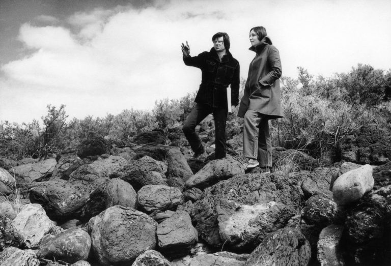 Read more about the article Robert Smithson- Life, paintings, contribution, death- Easy explanation | artandcrafter.com Land art