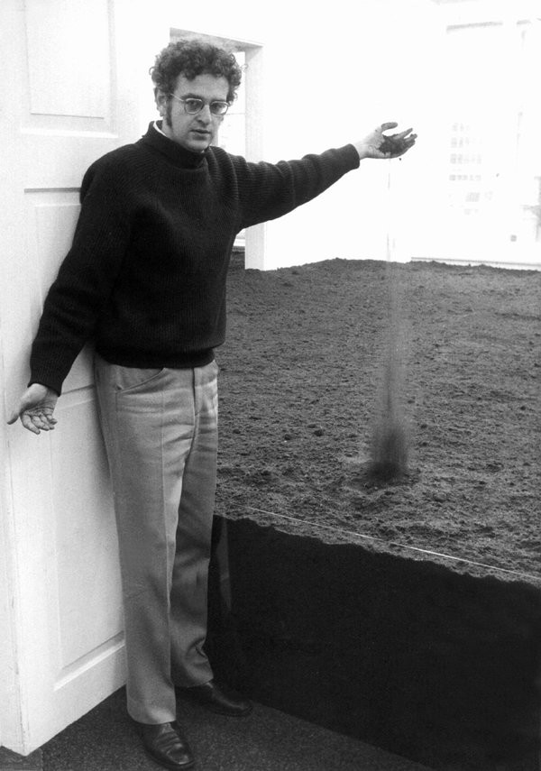 Read more about the article Walter De Maria- Short notes | Know everything in seconds-artandcrafter.com Land art